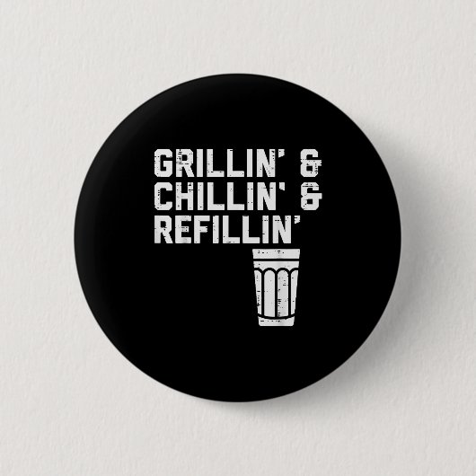 Grillin Chillin Refillin Funny Bbq Grill Drinking Ronde Button 5,7 Cm (Voorkant)