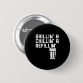 Grillin Chillin Refillin Funny Bbq Grill Drinking Ronde Button 5,7 Cm (Voorkant /achterkant)
