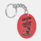 "Grillin' & Chillin' Sinds 1776" BBQ Sleutelhanger (Voorkant Links)