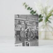 Grincer du café dans une carte postale du magasin (Debout devant)