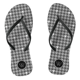 Gris avec des tongs de pied de pied de pied en arg