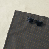 Gris avec Orange Pinstripes Serviette de plage (En situation)