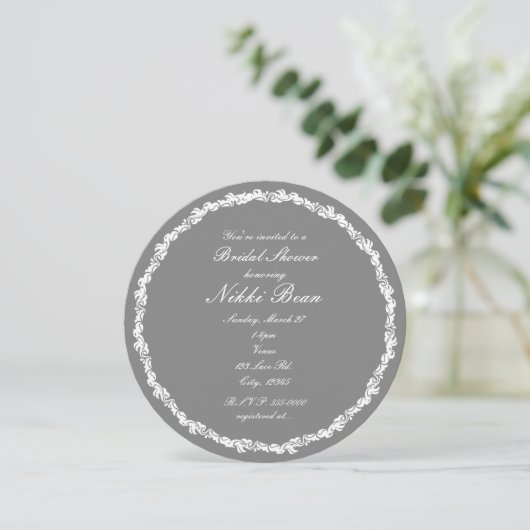 Gris & Blanc Élégant Fancy Invitations nuptiales (Debout devant)