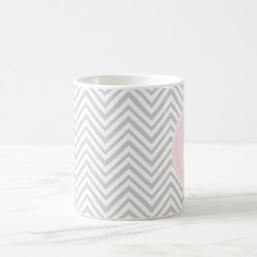 Gris et Blush Chevron Motif Monogram Mug (Centre)