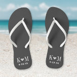 Gris et charbon Mariage moderne Monogramme<br><div class="desc">Des sandales à tongs personnalisées personnalisées avec un coeur mignon et vos initiales monogrammes et date mariage. Cliquez sur Customiser pour modifier les polices de texte et les couleurs ou ajouter vos propres images pour créer un design unique et unique !</div>