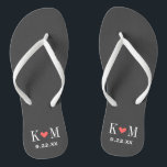 Gris et corail Mariage moderne Monogramme<br><div class="desc">Des sandales à tongs personnalisées personnalisées avec un coeur mignon et vos initiales monogrammes et date mariage. Cliquez sur Customiser pour modifier les polices de texte et les couleurs ou ajouter vos propres images pour créer un design unique et unique !</div>