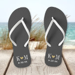 Gris et or Mariage moderne Monogramme<br><div class="desc">Des sandales à tongs personnalisées personnalisées avec un coeur mignon et vos initiales monogrammes et date mariage. Cliquez sur Customiser pour modifier les polices de texte et les couleurs ou ajouter vos propres images pour créer un design unique et unique !</div>