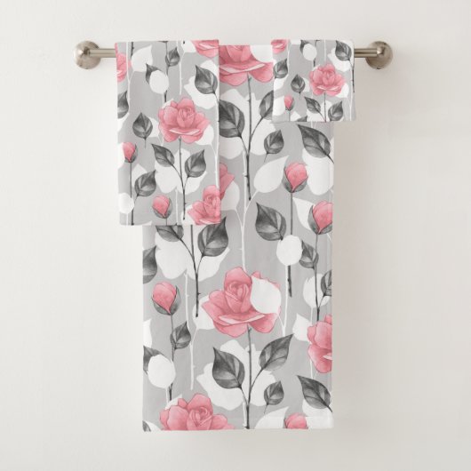 Gris et rose. Modèle floral serviette de bain (En situation)
