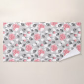 Gris et rose. Motif floral (Serviette de bain)