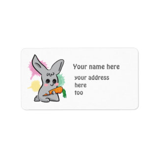 Gris mignon lapin avec étiquette de adresse carott