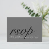 Gris, Noir, Simple RSVP de mariage avec initiale (Debout devant)