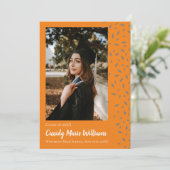 Gris Orange Confetti Faire-part de graduation (Debout devant)