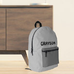 Gris personnalisé<br><div class="desc">Offrez à toutes les occasions un sac à dos personnalisé avec votre nom en police noire élégante! Ce sac durable est offert dans un gris élégant, qui passe facilement de la vie quotidienne à l'aventure du week-end.</div>