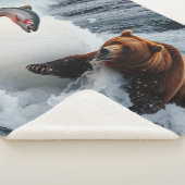 grizzly Beer catching salmon Sherpa Deken (3/4)