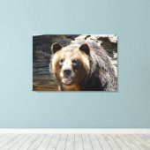 Grizzly Beer verpakt Canvas Print (Insitu (Houten vloer))