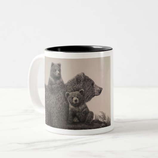 "Grizzly Sow with Cubs" dessin sur une tasse (Devant gauche)