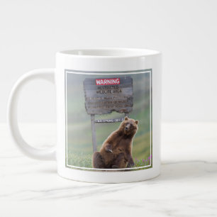 Grizzlybeer speelt met bord extra grote beker