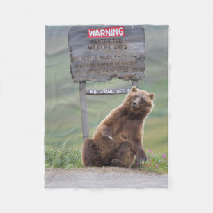 Grizzlybeer speelt met bord fleece deken