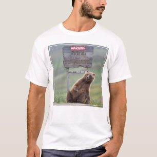Grizzlybeer speelt met bord t-shirt