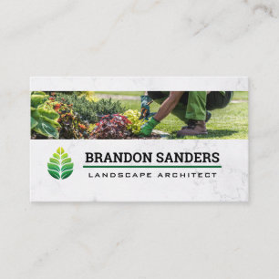 Groen Blad Logo Hovenier aan het werk in de tuin Visitekaartje
