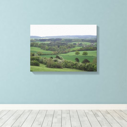 Groen en Aangenaam Land Uitgerekt Canvas Print (Insitu (Houten vloer))