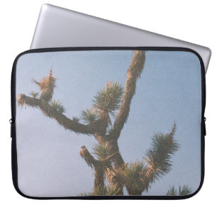 GROEN EN BROEIEN ONDER BLUE SKY LAPTOP SLEEVE