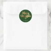 Groen en Goud Retro Vrolijk Kerstscript Custom Ronde Sticker (Tas)