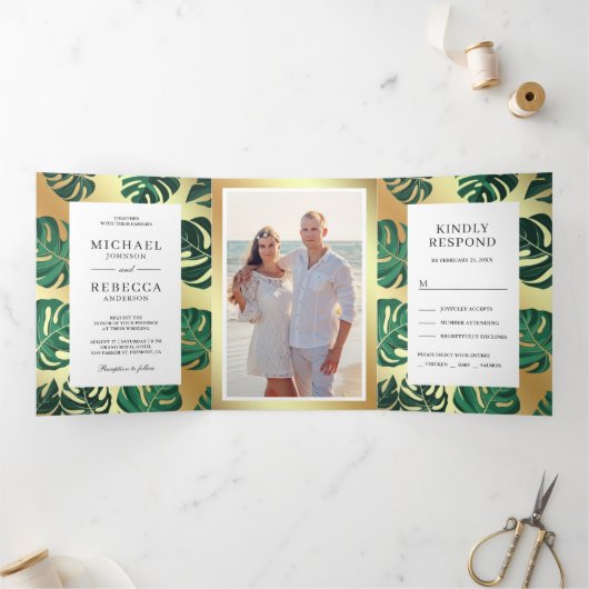 Groen en Goud Tropisch Monstera Verlaat Bruiloft Drieluik Uitnodiging (Binnen)