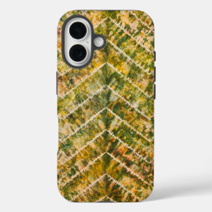Groen en gouden tie-dye chevronpatroon iPhone 16 hoesje