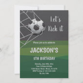 Groen en zwart voetbal verjaardagsuitnodiging kaart (Voorkant)