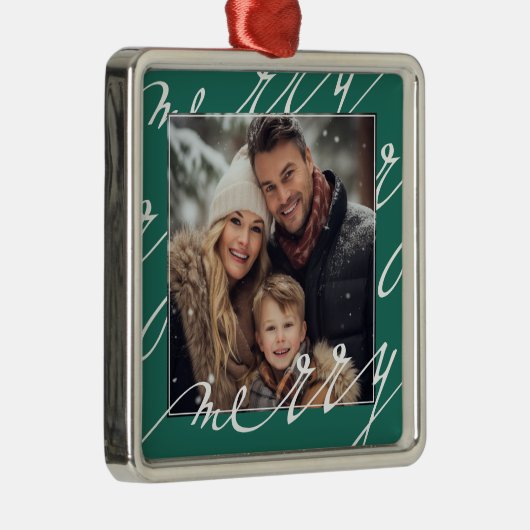Groen Fancy Script "Vrolijk" Kerstfoto Metalen Ornament (Rechts)