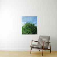 Groen gras tegen de achtergrond van het eindeloze