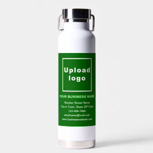 Groen handelsmerk op fles met geïsoleerd water