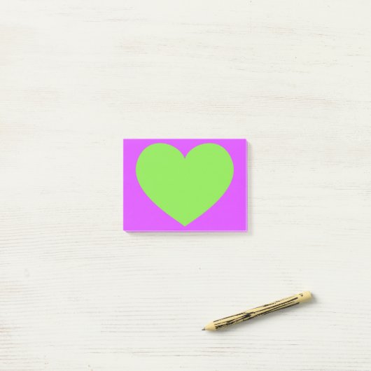 Groen hart post-it® notes (Op bureau)