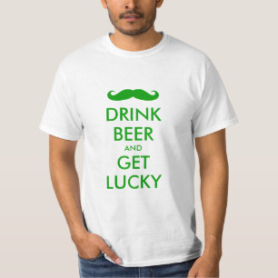 Groen kalm t shirt houden op St. Pattys Day