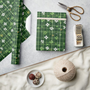 Groen met witte en groene klaverblaadjes omwikkeld cadeaupapier
