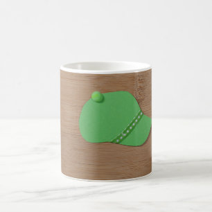 Groen pet op een bamboehout koffiemok