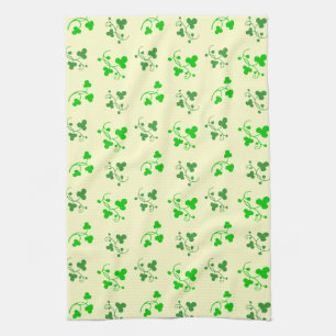 Groen shamrocks-patroon op keukenhanddoek van crèm
