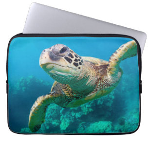 Groen Zee schildpad zwemt over koraalrif  Hawaii Laptop Sleeve