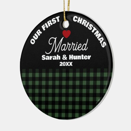 Groen & Zwart Plaid Onze 1e Kerst Getrouwd Keramisch Ornament (Links)