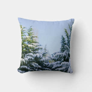 Groenblijvende bomen, sneeuw, mooi winters natuurt kussen