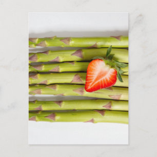 Groene asperges met aardbeien bovenaan uitzicht briefkaart