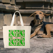 Groene augurken op zachte roze achtergrond grote tote bag