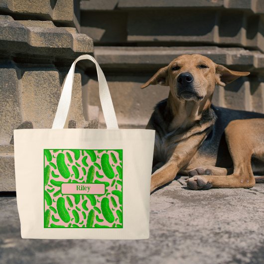 Groene augurken op zachte roze achtergrond grote tote bag