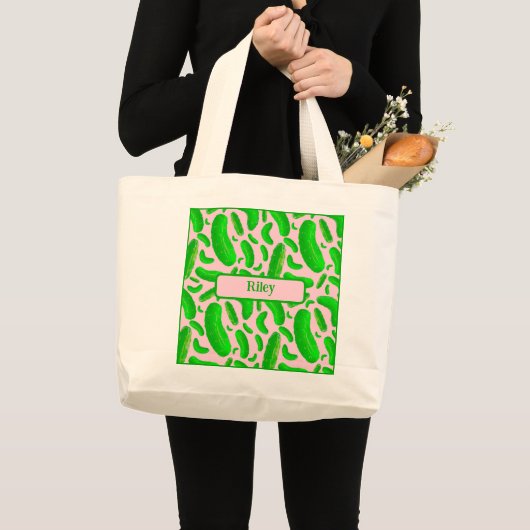 Groene augurken op zachte roze achtergrond grote tote bag (Voorkant (product))