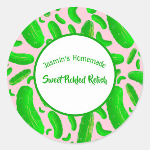 Groene augurken roze achtergrond ronde sticker