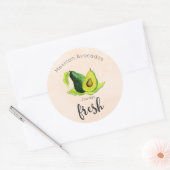 Groene Avocado, nog steeds levend fruit in Waterve Ronde Sticker (Envelop)