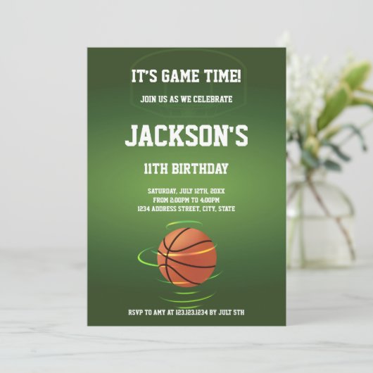 Groene Basketbal Verjaardag Uitnodiging (Staand voorkant)