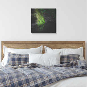 Groene bemoste rots met reflectie in water canvas afdruk