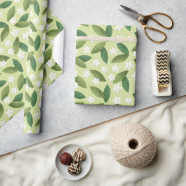 Groene bladeren en witte bloemen op groene achterg cadeaupapier